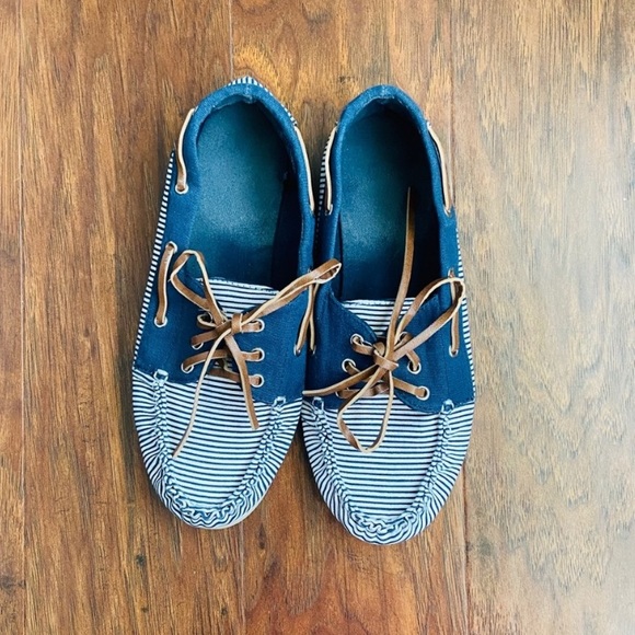 Striped slip on Disney boat shoes featuring Mickey Mouse - women size 5 - Picture 3 of 4